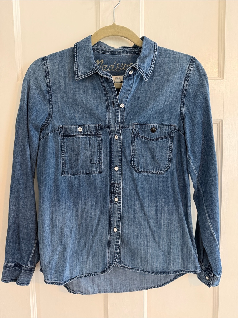 🧢Madewell denim shirt with contrasting button details. Size XS.
